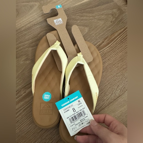 NWT Reef Women's Cushion Melody
Flip-Flops pale banana Sz 8 - Picture 2 of 6